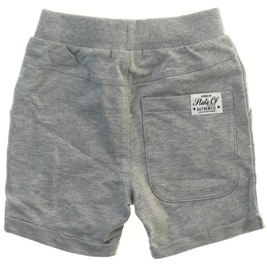 Grå Shorts fra Basic needs (str. 98)