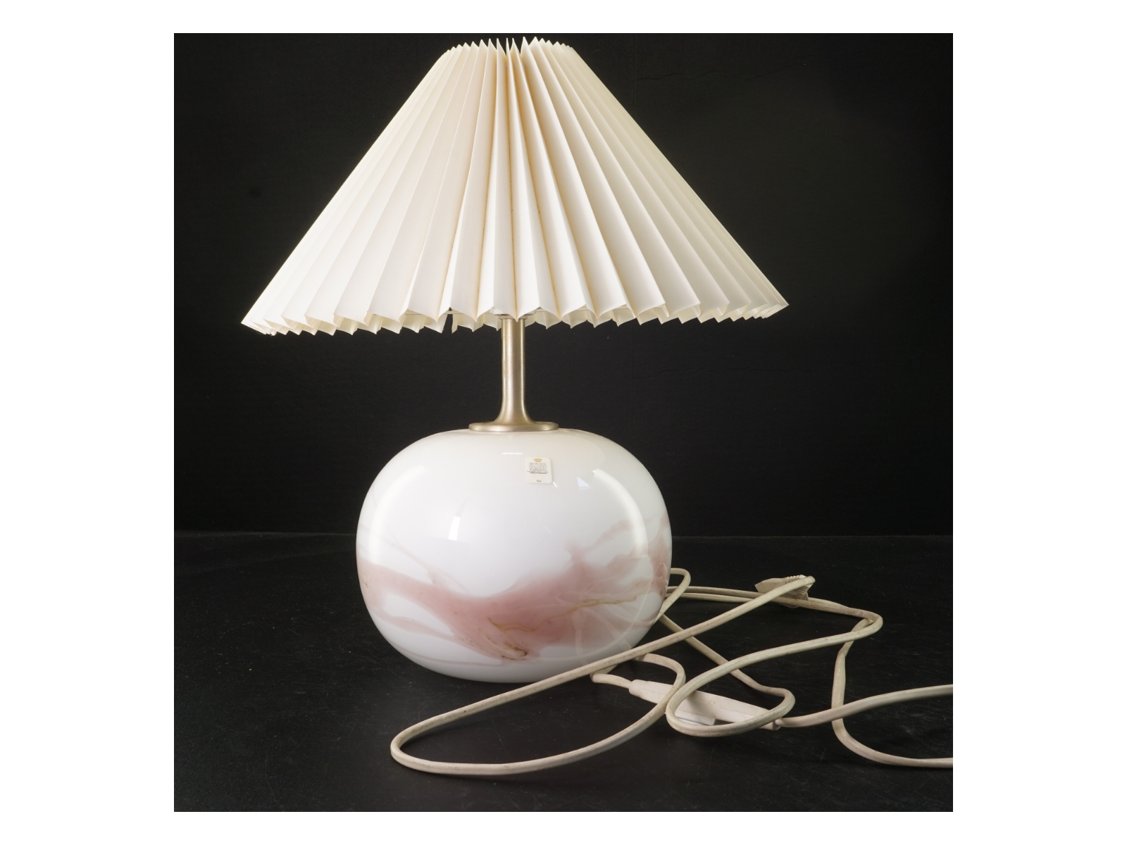 Bordlampe med plisseret skærm fra Holmegaard (str. 40x16 cm)