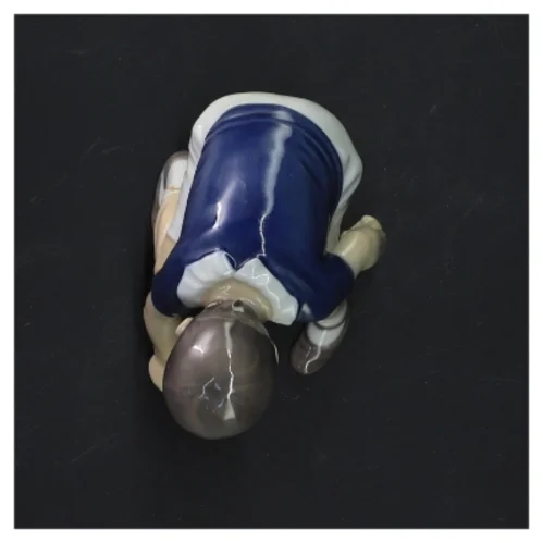 Keramisk figur af knælende barn fra B&G (str.  9x10 cm)