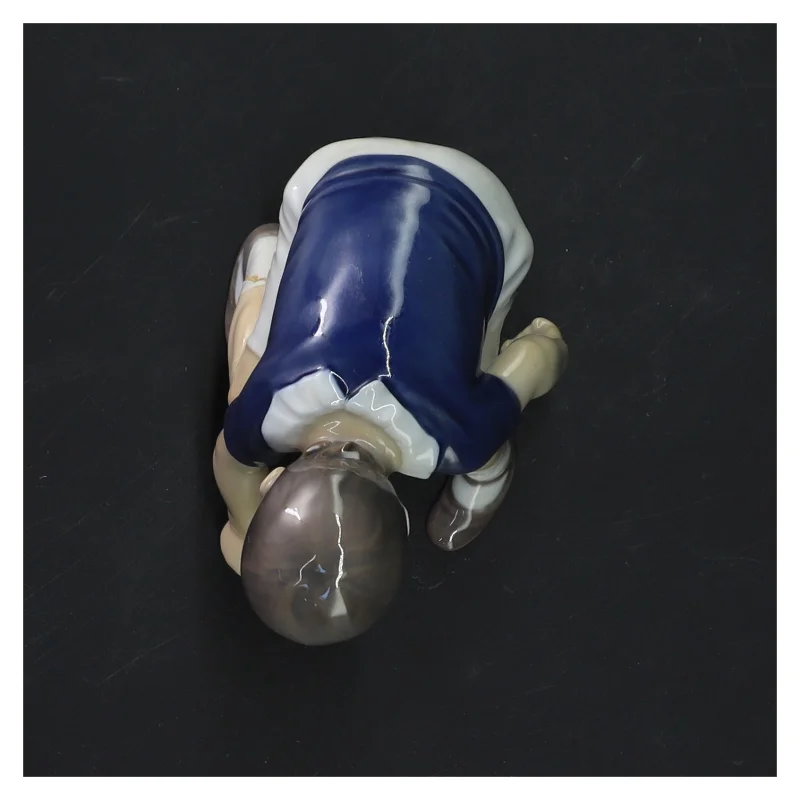 Keramisk figur af knælende barn fra B&G (str.  9x10 cm)