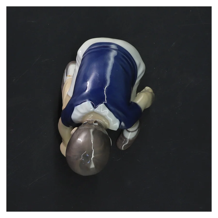 Keramisk figur af knælende barn fra B&G (str.  9x10 cm)