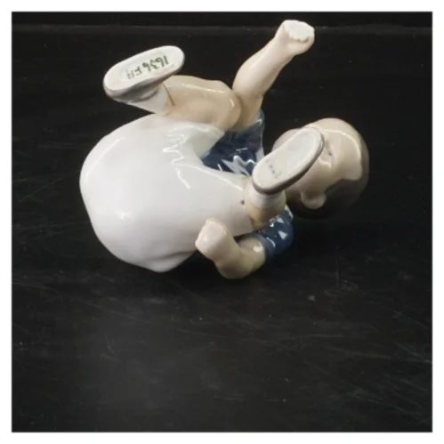 Keramisk figur af knælende barn fra B&G (str.  9x10 cm)