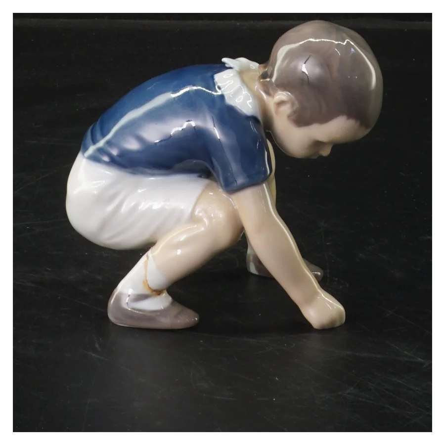 Keramisk figur af knælende barn fra B&G (str.  9x10 cm)