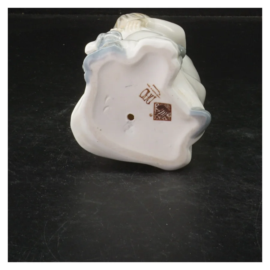 Porcelænsfigur af kvinde (str. 27 cm)