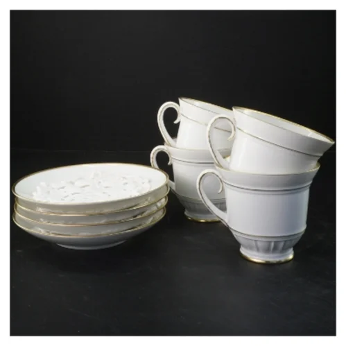 Porcelænssæt med kopper og tallerkener fra B&G (str. 9x11&ø16 cm)