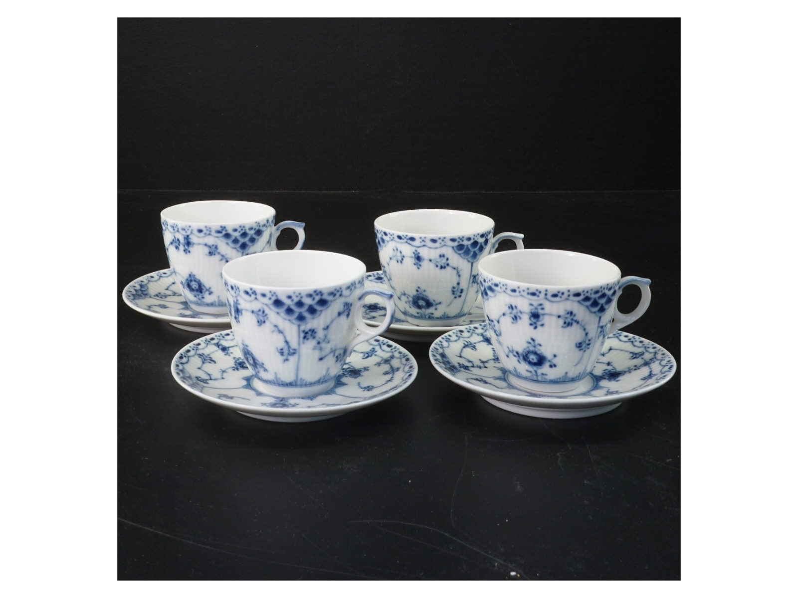 Porcelæns kopper og tallerkener fra Royal Copenhagen (str. Kopper. ø. 6,5 cm. tallerkener. ø. 11,5 cm)