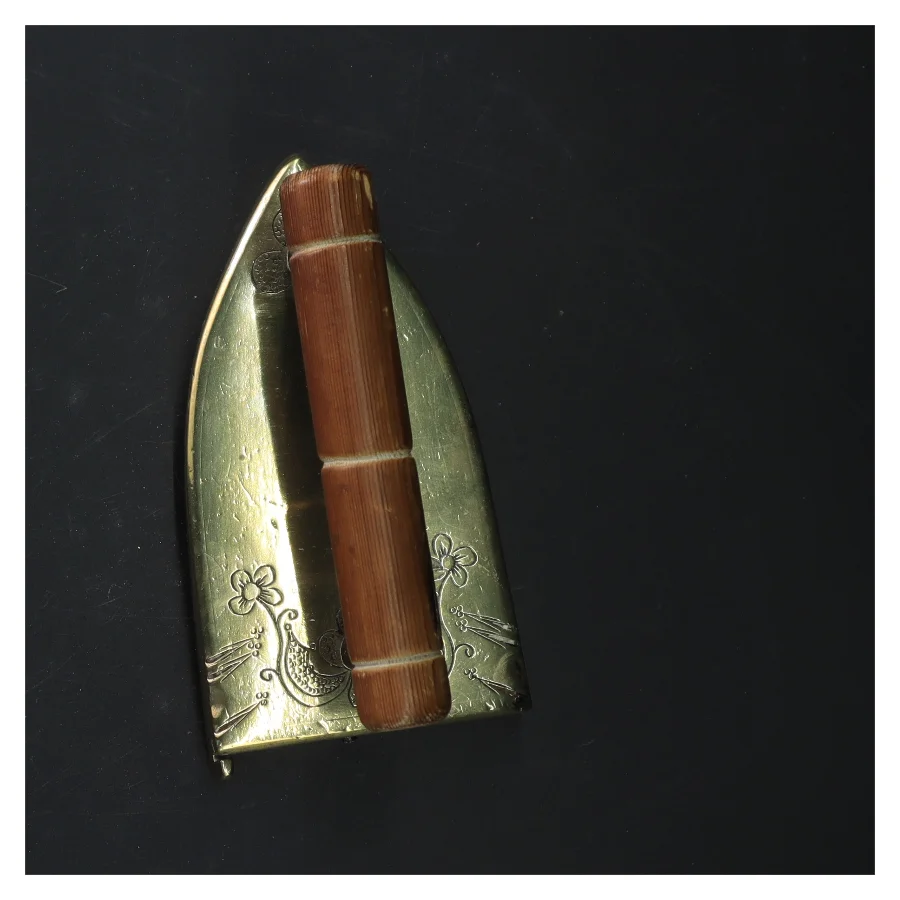 Antikt strygejern (str. 15x12 cm)