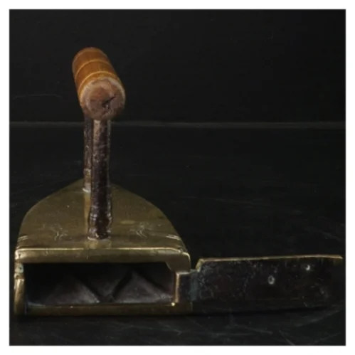 Antikt strygejern (str. 15x12 cm)