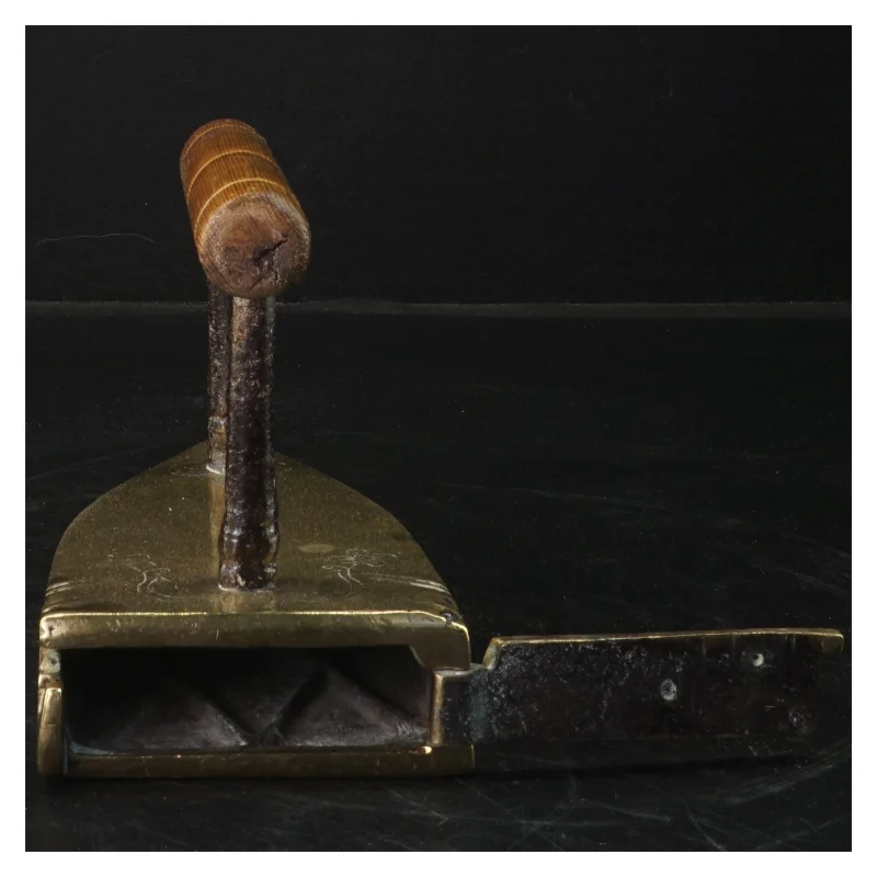 Antikt strygejern (str. 15x12 cm)