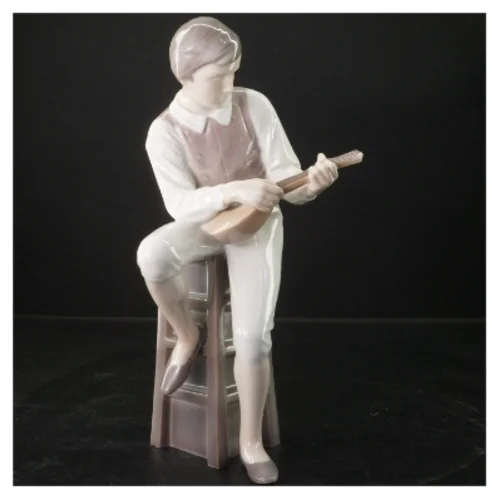 Porcelænsfigur af mand med mandolin fra B&G (str. 30x9 cm)