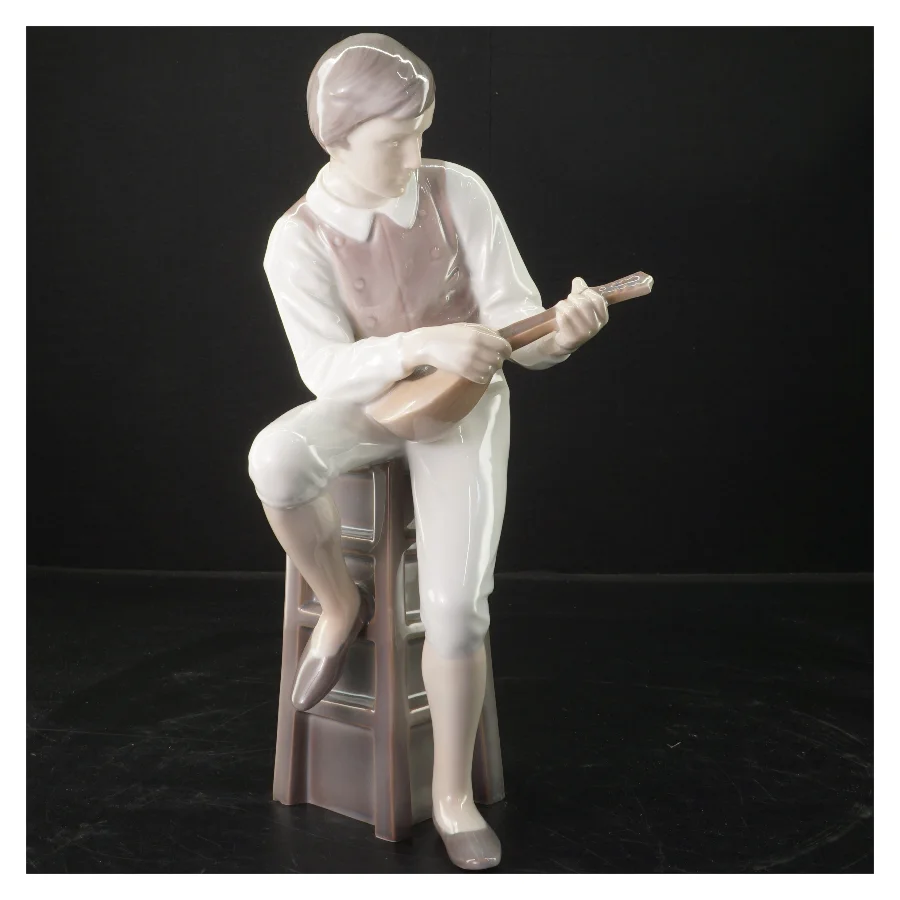 Porcelænsfigur af mand med mandolin fra B&G (str. 30x9 cm)