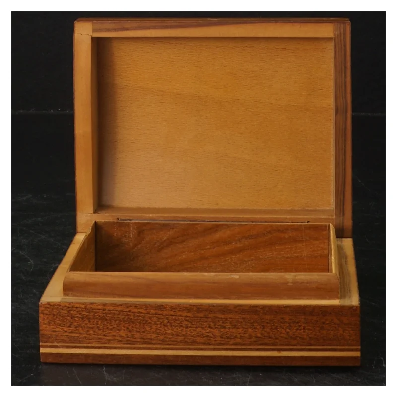 Indgraveret trææske (str. 11x9 cm)