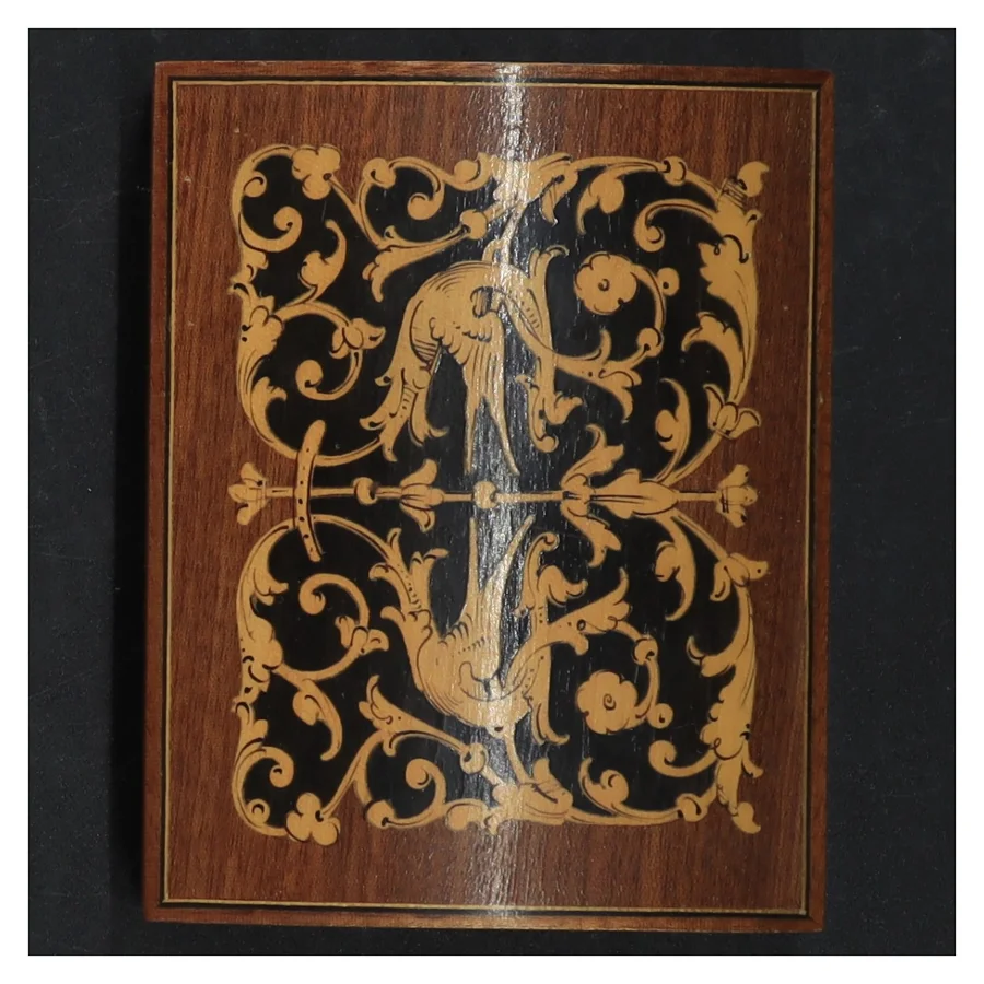 Indgraveret trææske (str. 11x9 cm)