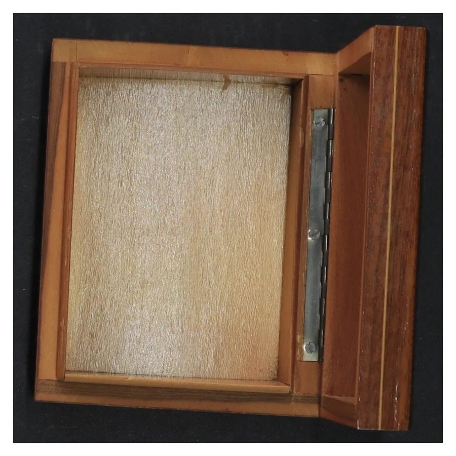 Indgraveret trææske (str. 11x9 cm)