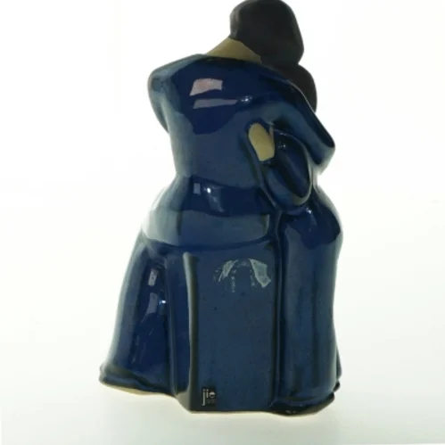 Keramikskulptur af omfavnende par fra JIE (str. 19 cm)