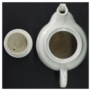 Hvid keramisk tekande fra K K Danmark (str. 22x16 cm)