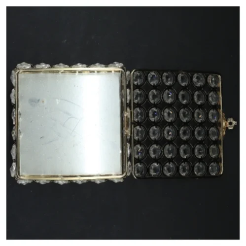 Dekorativ skrin med klare sten og gylden ramme (str. 13x13x6 cm)