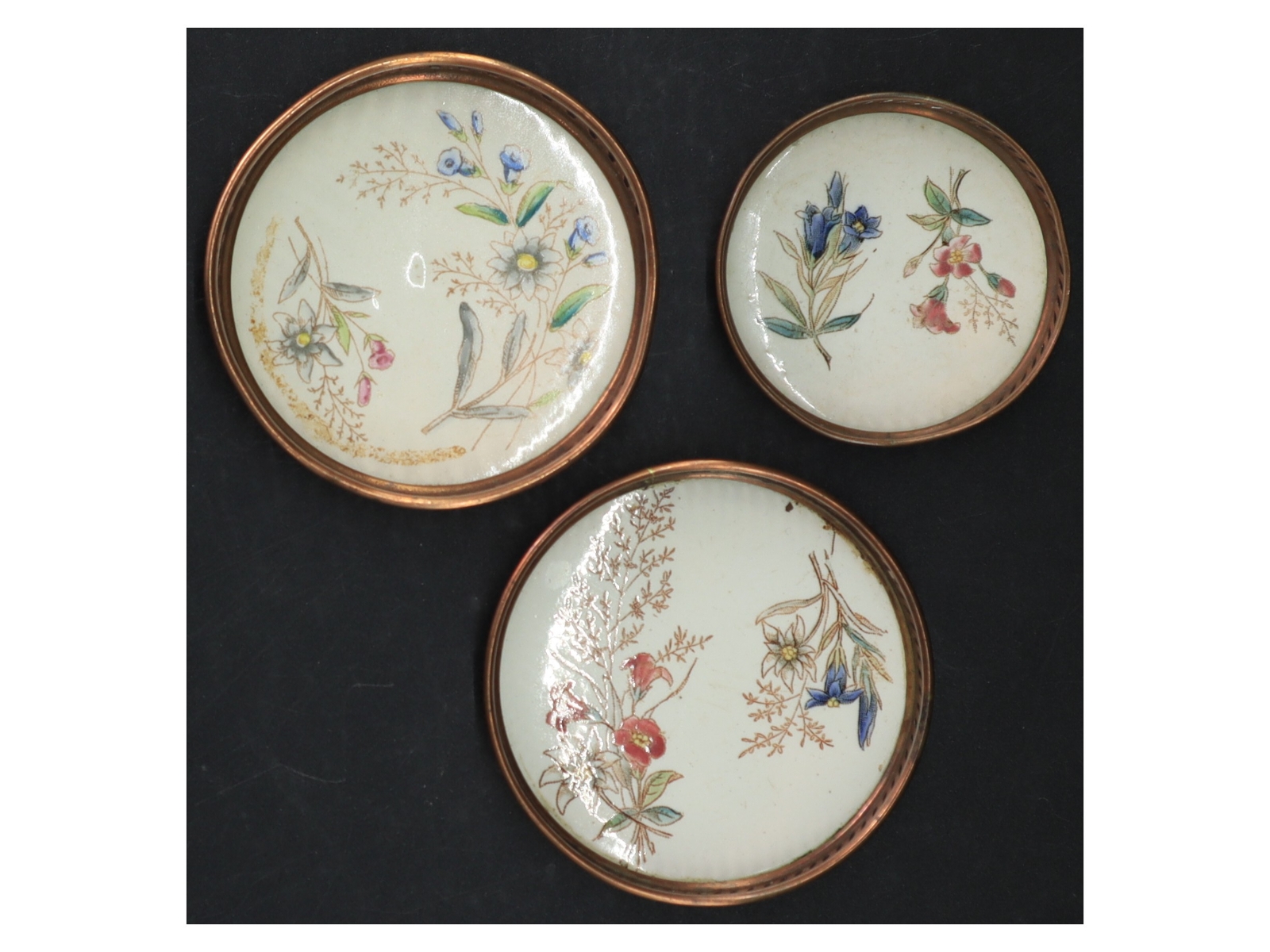 Porcelænsbakker med blomsterdekoration (str. Ø. 9 cm og. ø 7 cm)
