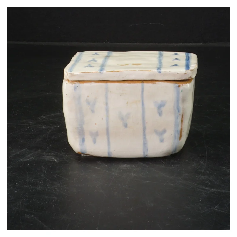 Keramikbeholder med låg (str. 10x7x7 cm)