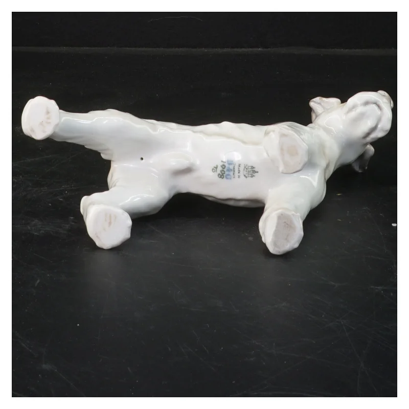 Porcelænsfigur af hund fra Royal Copenhagen (str. 15x14 cm)