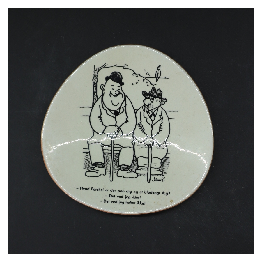 Keramisk vægplatte med tegneserie-motiv fra Knabstrup (str. Ø 15,5 cm)