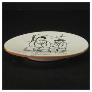 Keramisk vægplatte med tegneserie-motiv fra Knabstrup (str. Ø 15,5 cm)