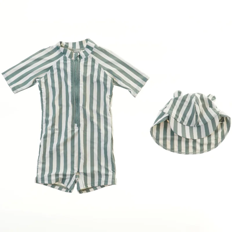 Stribet badedragt og hat fra Liewood (str. 86)