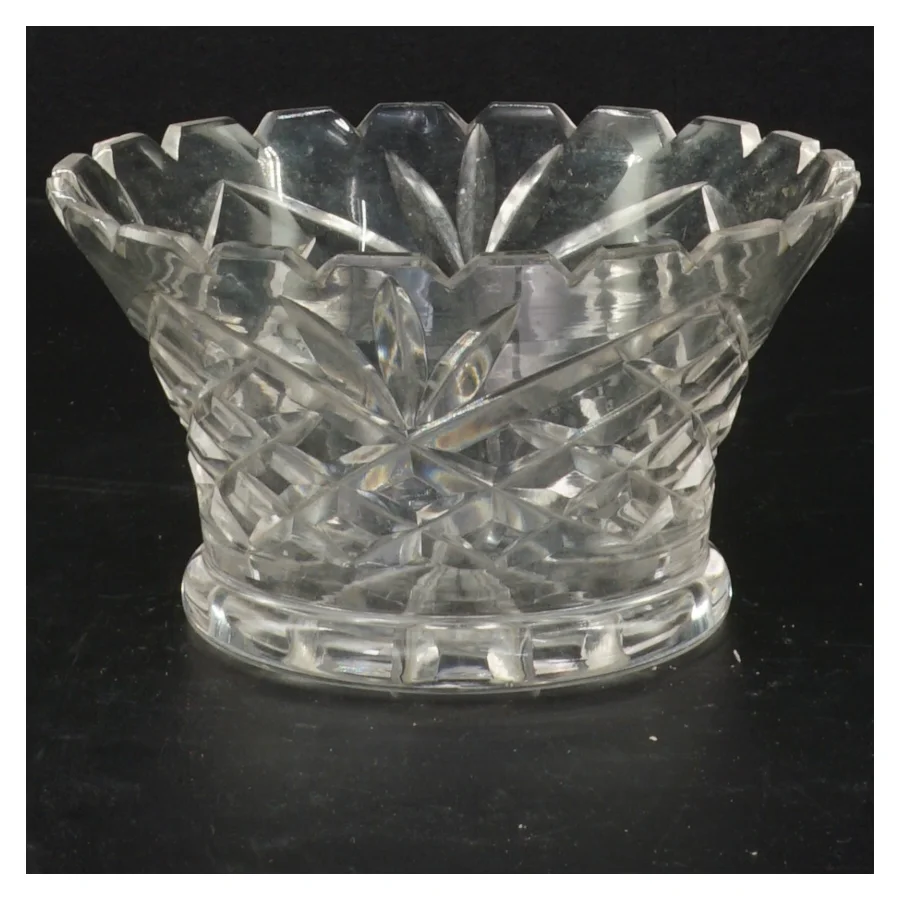 Glasvase med diamantmønster (str. Ø 14 cm)