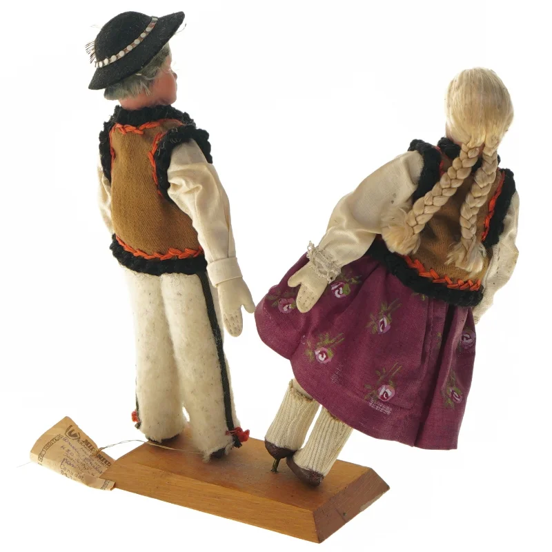 Traditionelle dukker i folkedragt (str. 22 cm)