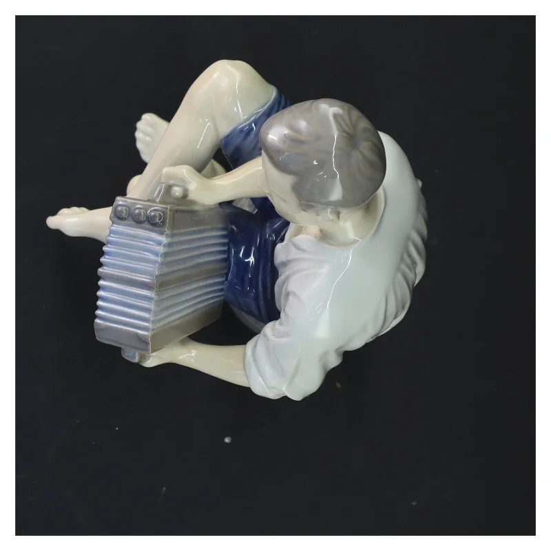 Porcelænsfigur af harmonikaspiller fra Royal Copenhagen (str. 22x12 cm)