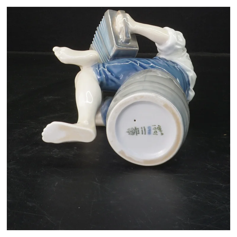 Porcelænsfigur af harmonikaspiller fra Royal Copenhagen (str. 22x12 cm)
