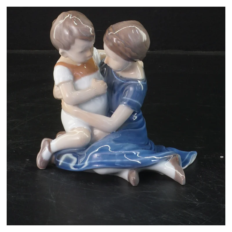 Bing & Grøndahl porcelænsfigur af mor og barn fra Bing & Grøndahl (str. 12x12,5 cm) (DVD)