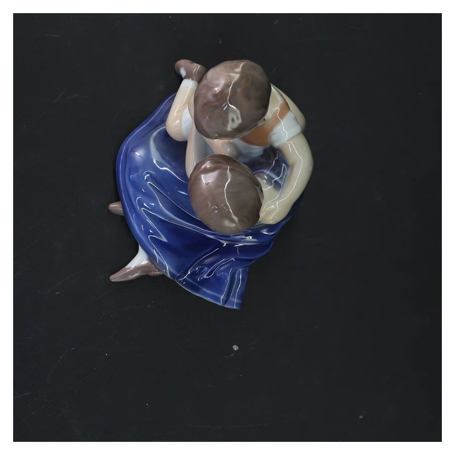 Bing & Grøndahl porcelænsfigur af mor og barn fra Bing & Grøndahl (str. 12x12,5 cm) (DVD)
