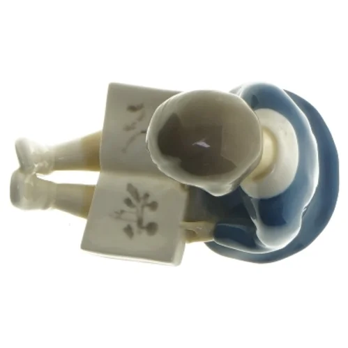 Porcelænsfigur af barn læsende fra B&G (str. 11x11,5 cm)