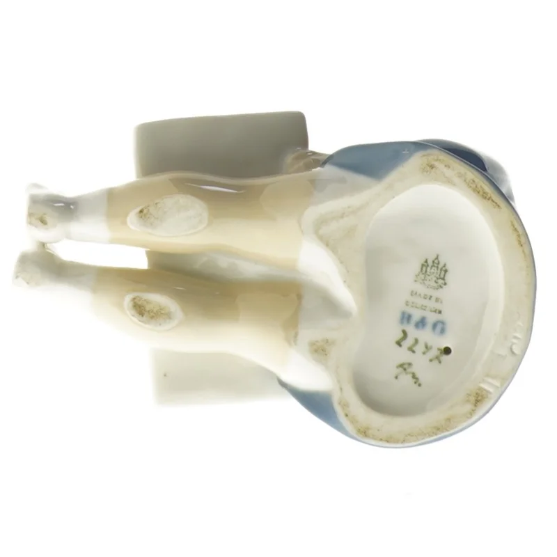 Porcelænsfigur af barn læsende fra B&G (str. 11x11,5 cm)