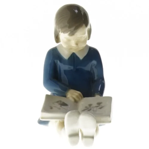Porcelænsfigur af barn læsende fra B&G (str. 11x11,5 cm)