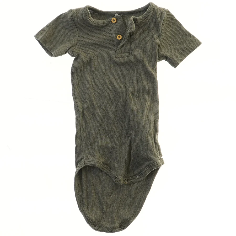 Kortærmet bodystocking med knapper fra Name It (str. 80)