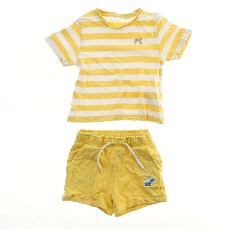 Stribet t-shirt og shorts sæt fra Name It (str. 92)