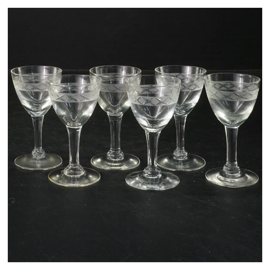 Sæt med seks små glas (str. 9 cm)