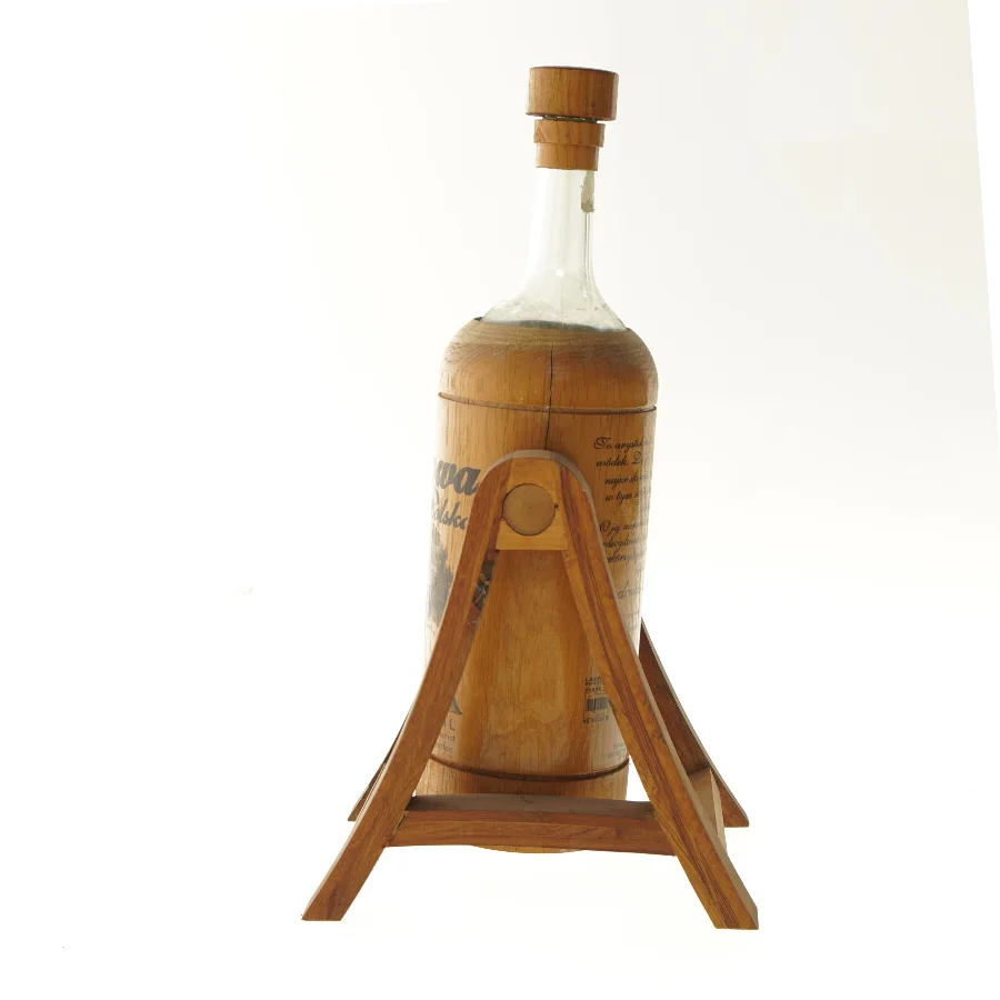 Vodkaflaske med træholder (str. 43 cm)