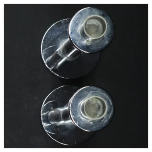 Sæt med 2 lysestager i stål fra Herstal fra Herstal (str. 20 cm. 2 styk)