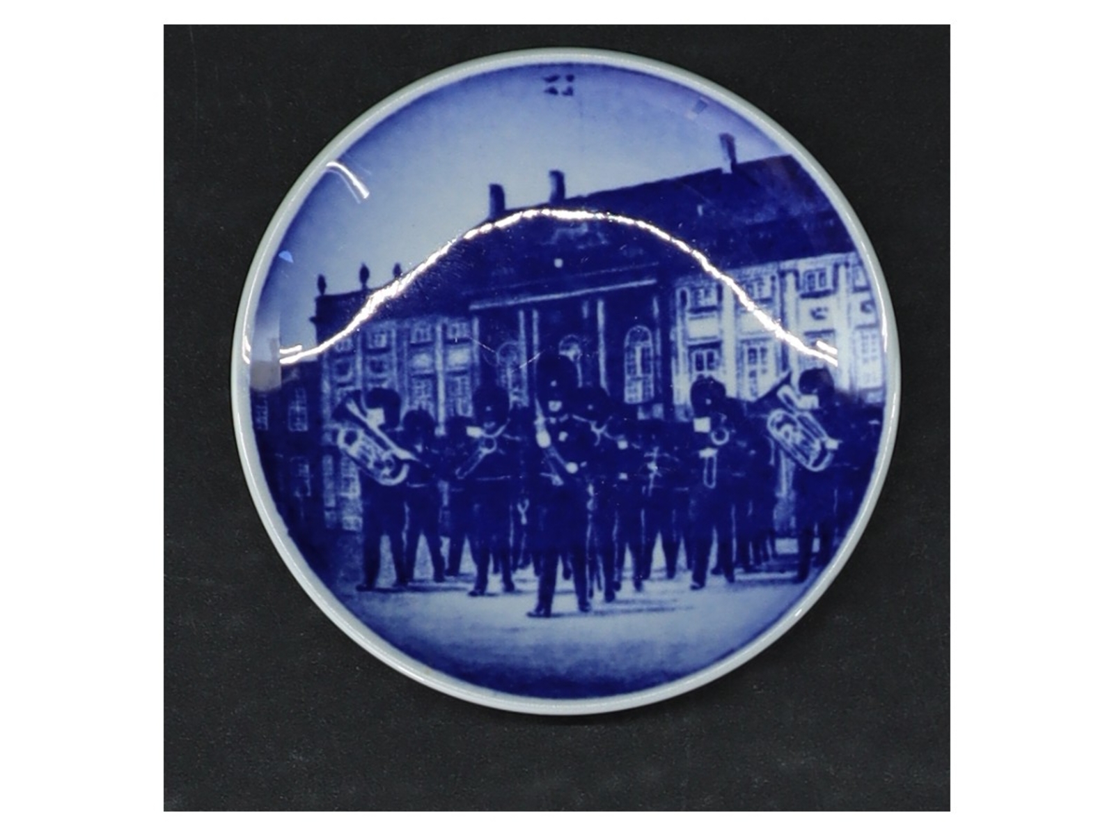 Blå og hvid porcelænstallerken med motiv fra Royal Copenhagen (str. Ø 8 cm)