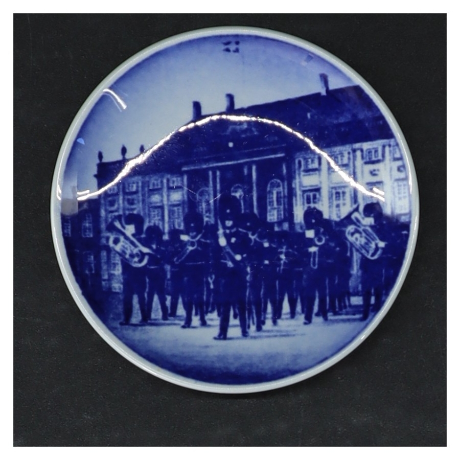 Blå og hvid porcelænstallerken med motiv fra Royal Copenhagen (str. Ø 8 cm)