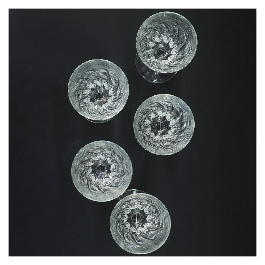 Sæt med 5 vinglas (str. 15,5x6 cm)