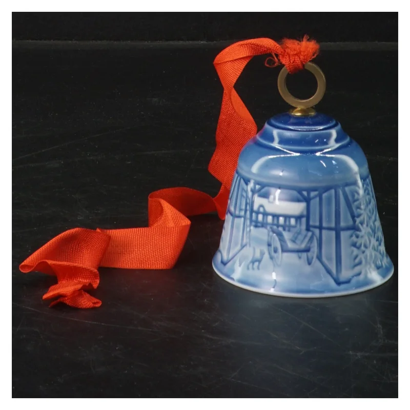 Porcelænsklokke med rød snor fra B&G (str. 8x7 cm)