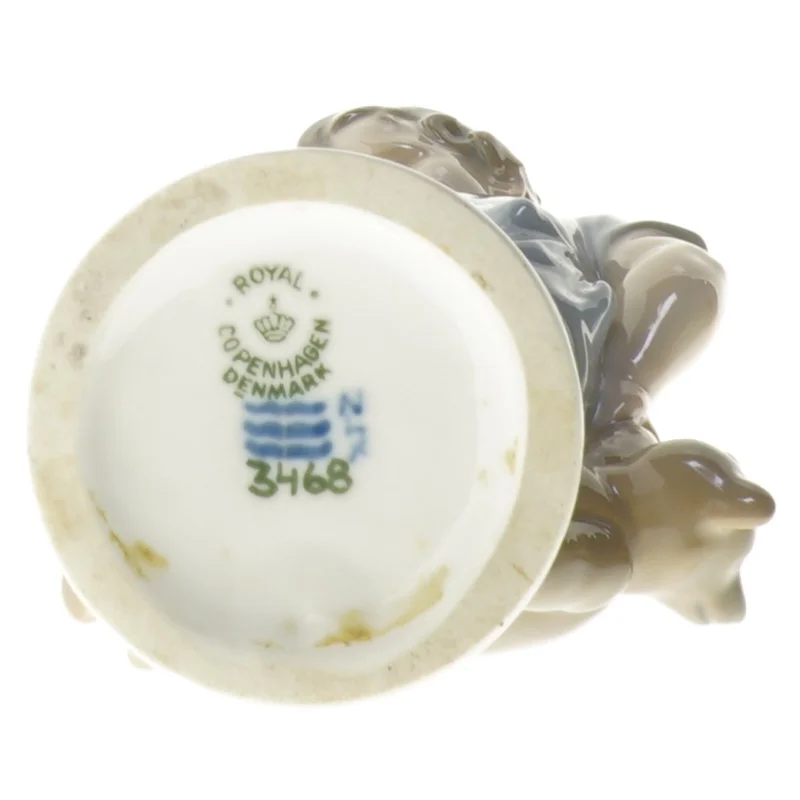Porcelænsfigur af barn med bamse fra Royal Copenhagen (str. 19 cm)