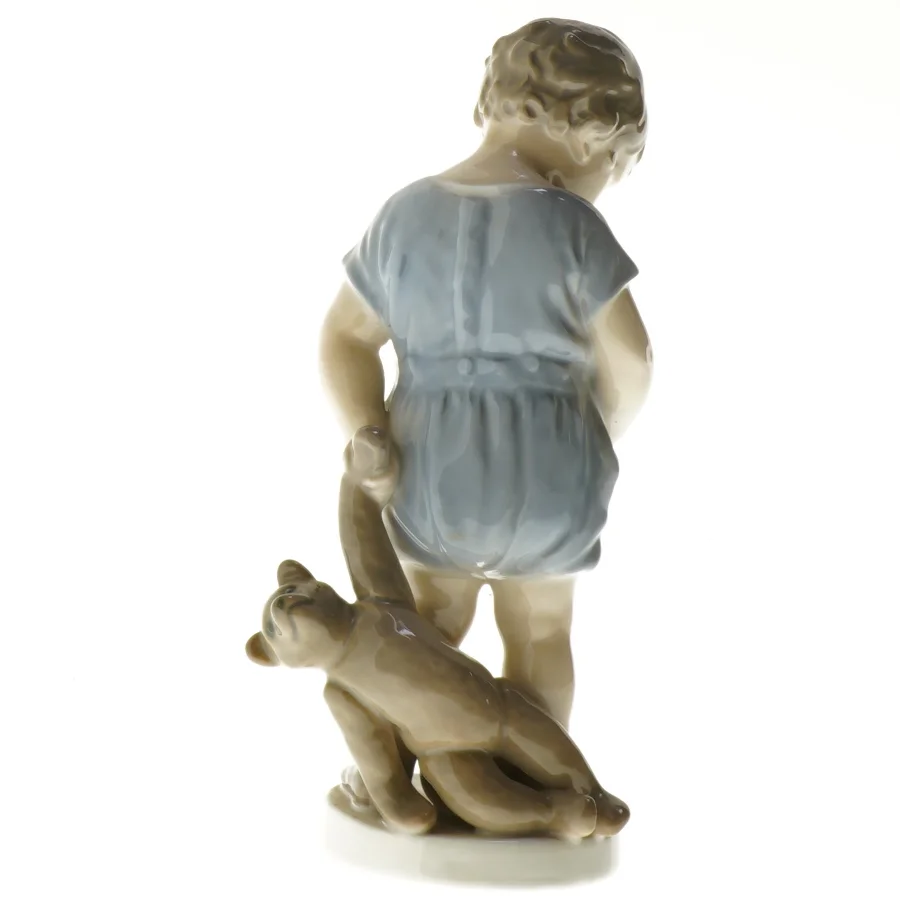 Porcelænsfigur af barn med bamse fra Royal Copenhagen (str. 19 cm)