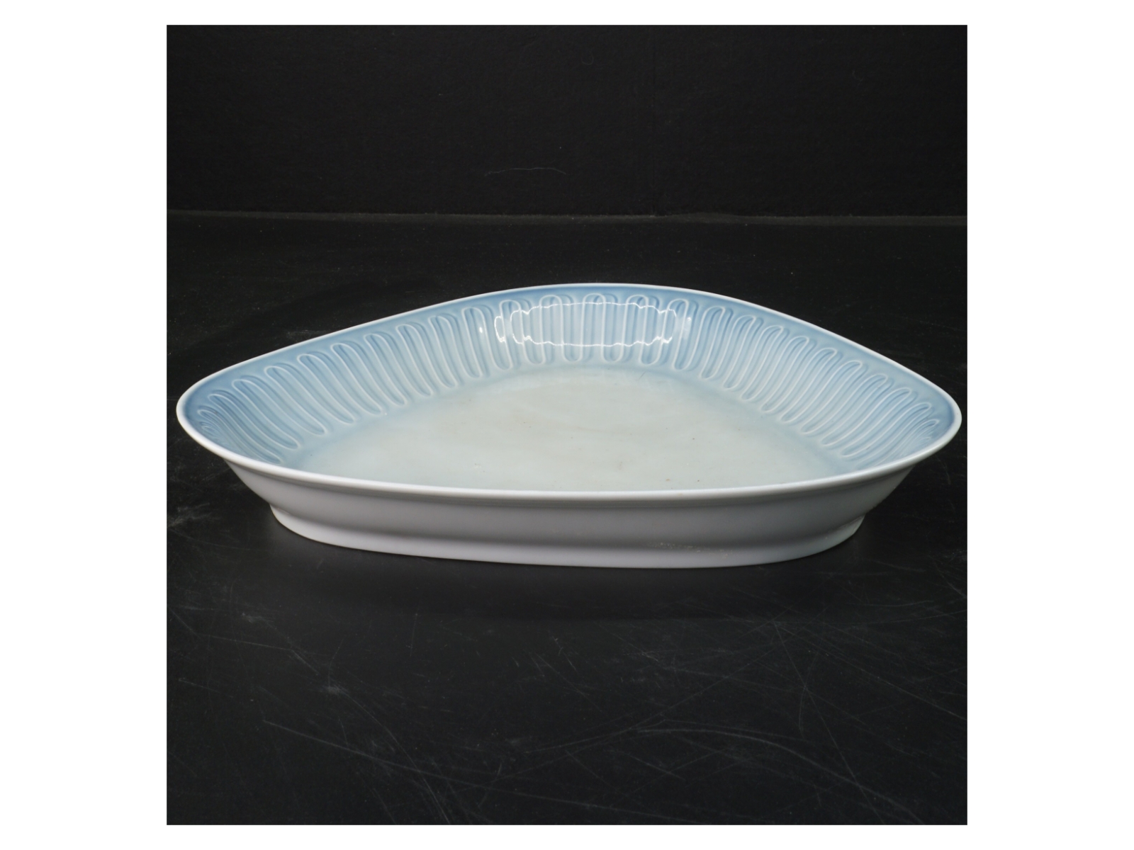 Trekantet porcelænsfad fra Royal Copenhagen (str. 23,5 cm)