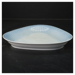 Trekantet porcelænsfad fra Royal Copenhagen (str. 23,5 cm)