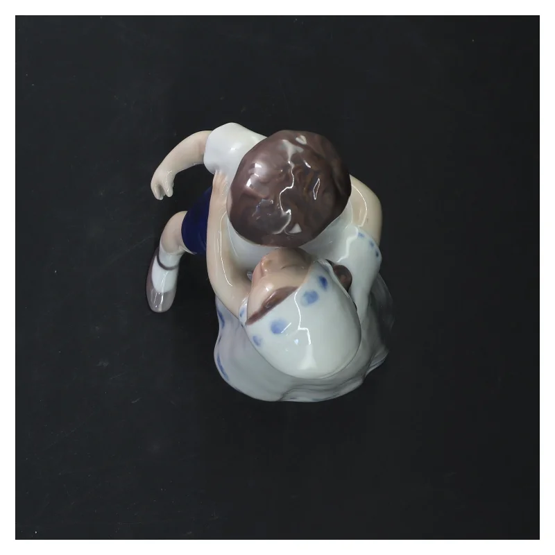 Porcelænsfigur: Krammende børn fra Royal Copenhagen (str. 18x10 cm)